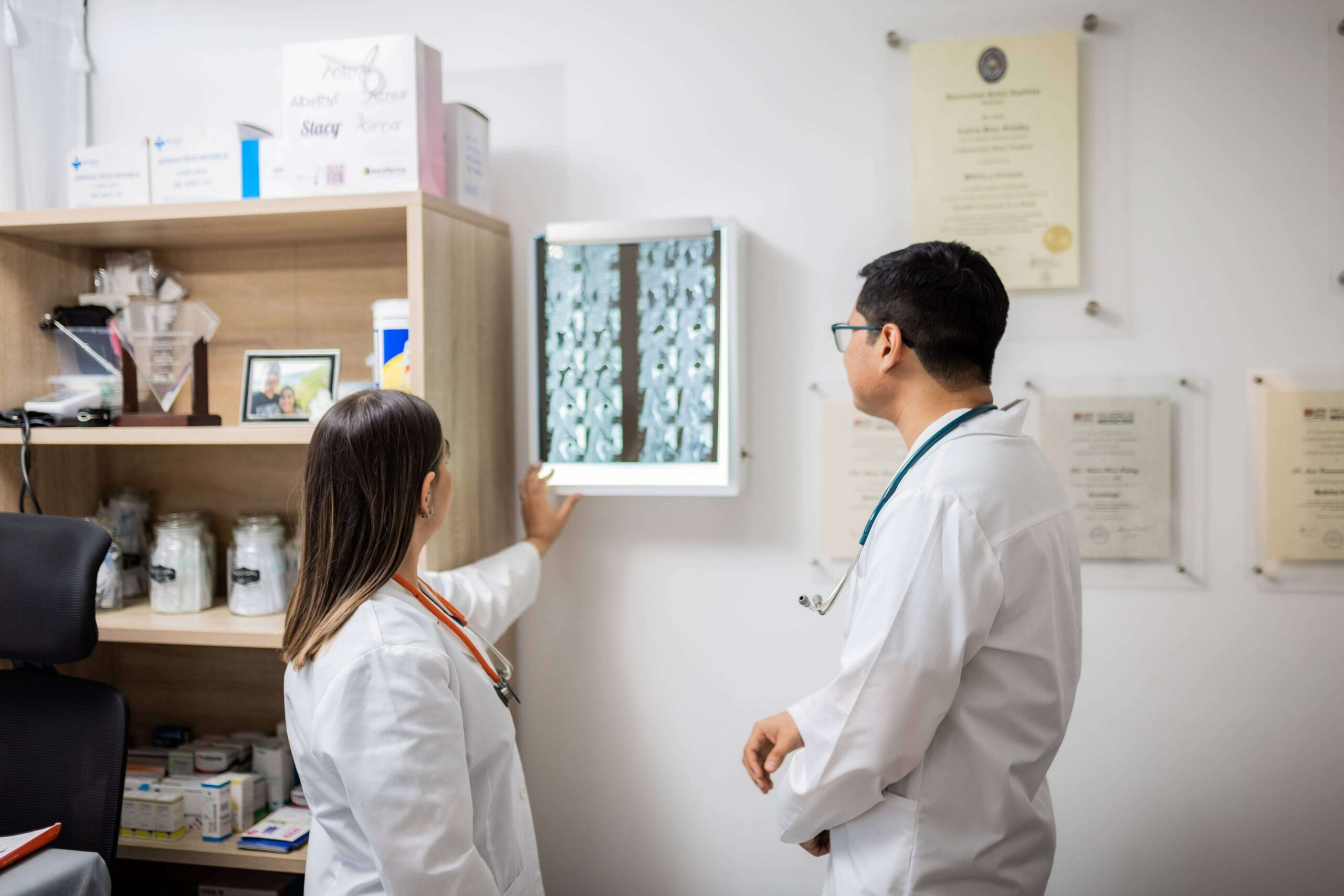 Médicos viendo radiografías